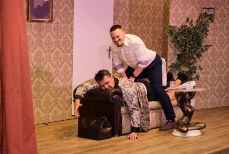 DIVADELNÍ PŘEDSTAVENÍ – BLBEC K VEČEŘI